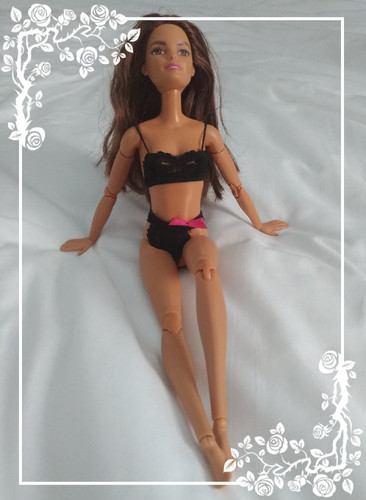 Тут я как-то собрала кусочки кружева в приличный комплект белья. Чуть ли не на кукле шила.