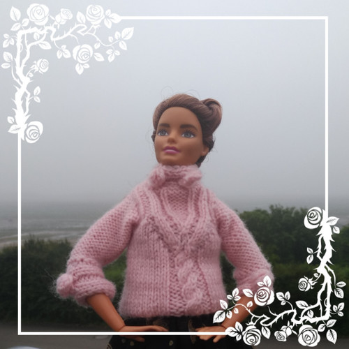 Но надевать его жутко неудобно, а вырывать из куклы руки, как это принято у профессионалов для удобства облачения, я не могу физически.