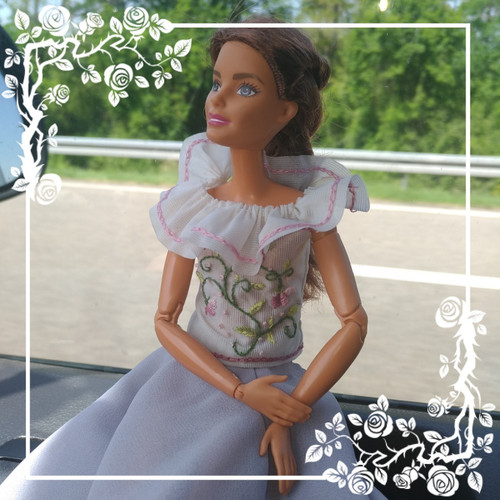 На этой блузке я добавила вышивку, например. И возможность оголять плечики.