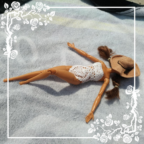 Но он не очень пришёлся Варваре Кащеевне по фигуре — сзади он заколот на булавочки, но тссс!