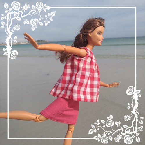 А блуза без пояса играет совсем по-другому, чем на пару фото выше.